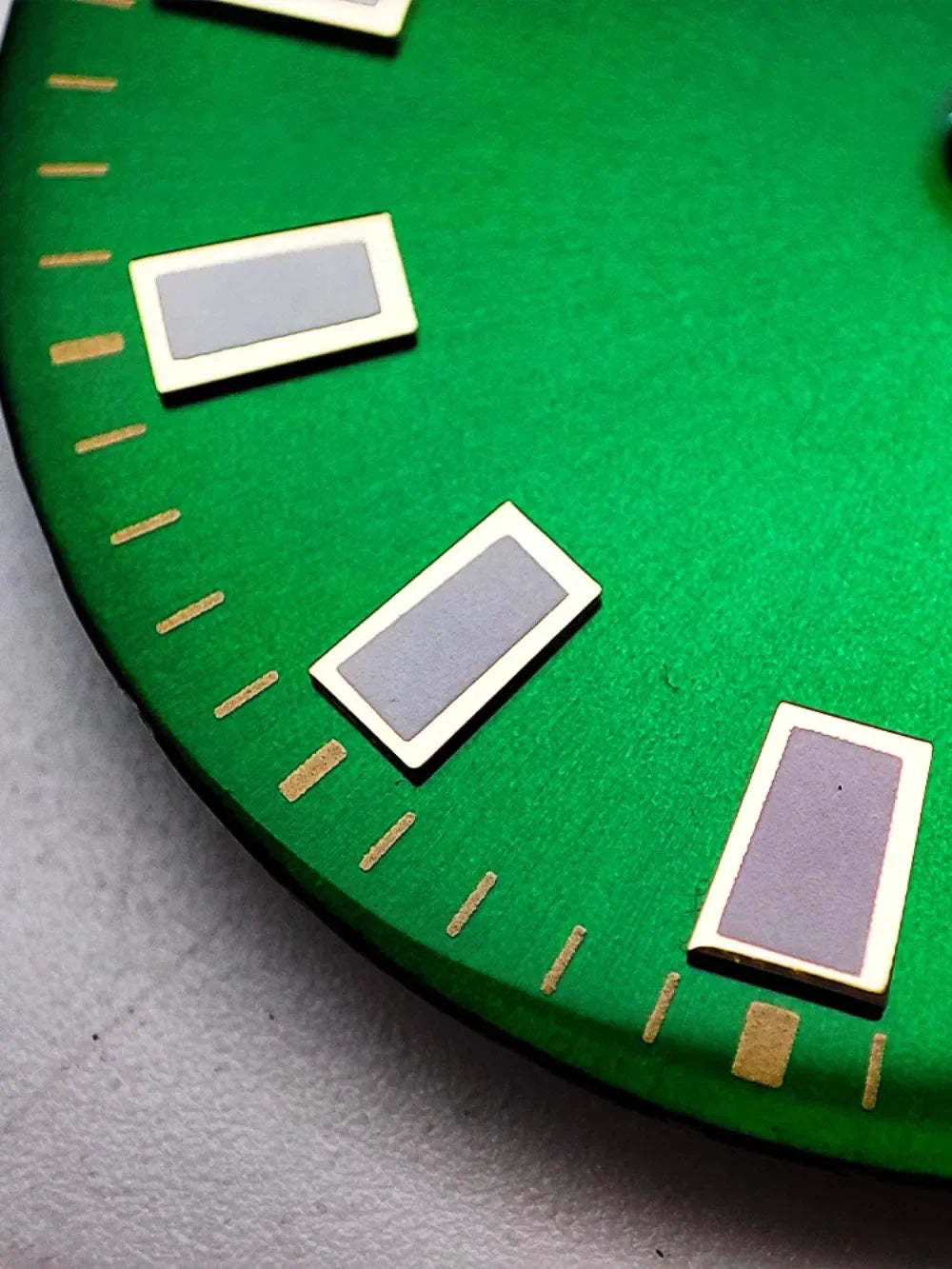 28.5mm Green Watch Dial  Sterile Surface Sun Pattern Watch Faces with Single Calendar Date Repair Accessories for NH35 Movement