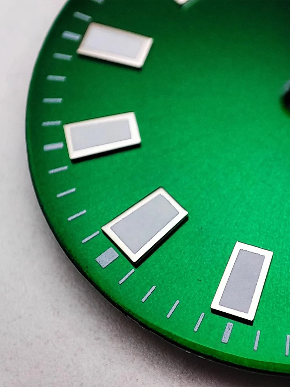 28.5mm Green Watch Dial  Sterile Surface Sun Pattern Watch Faces with Single Calendar Date Repair Accessories for NH35 Movement